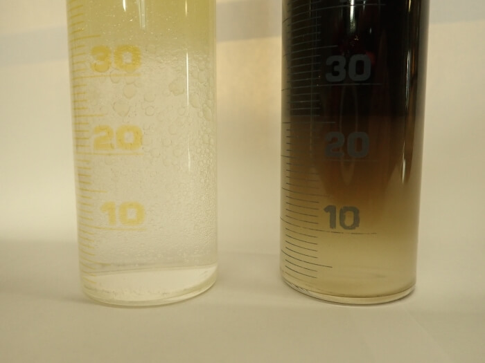 Kvaliteetne hüdroõli (vasakul) eraldub palju kiiremini veest kui kasutatud õli (paremal)